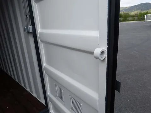 rn-image_picker_lib_temp_de6e162e-8ca0-4c21-b9a9-06a416aa1cf7.jpg KONTENER 15-STOPOWY Z INSTALACJĄ ELEKTRYCZNĄ, KRATKAMI WENTYLACYJNYMI I BLOKADĄ KLUCZA - obrazek 9